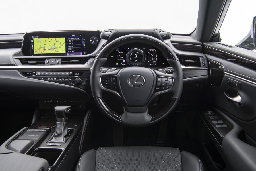 Торпедо Lexus ES300h 2019 года  (UK) (фото 17 из 30)